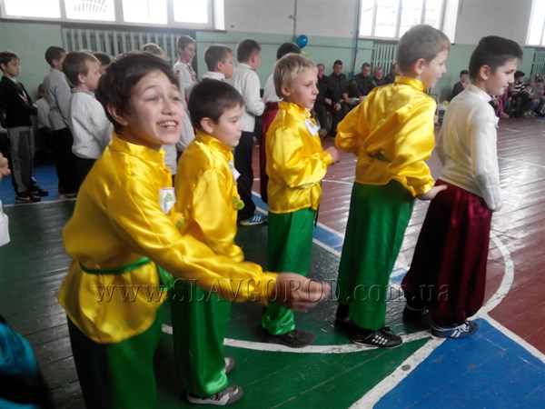 Засучивай шаровары: в славянской школе №4 прошел спортивный праздник «Маленькие казачата»