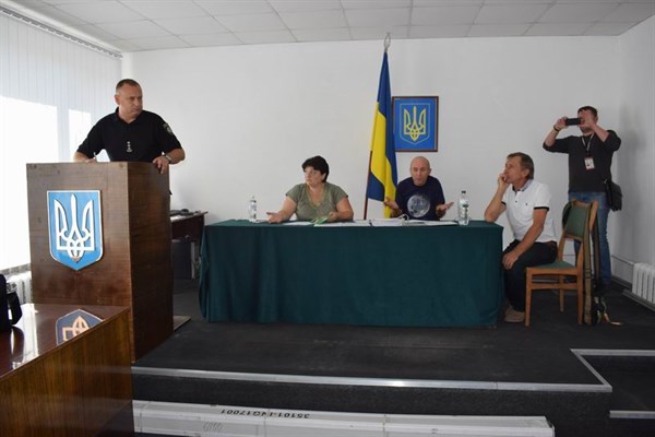 Совещание в Святогорске: к начальнику полиции были вопросы о расположении блокпостов, уличной торговле, кражах и конфликтах с военными  