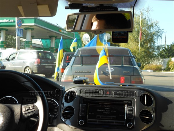 Патриотический автопробег в Славянске:  колонна из  полсотни автомобилей с государственной символикой  объехала несколько районов города. Вот как это было