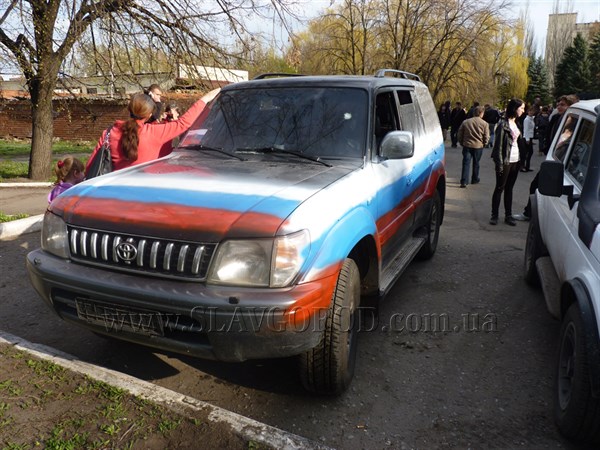 Фотофакт: на стоянке рядом с исполкомом Славянска появился автомобиль, который, предположительно, расстреляли в микрорайоне Семеновка несколько дней назад