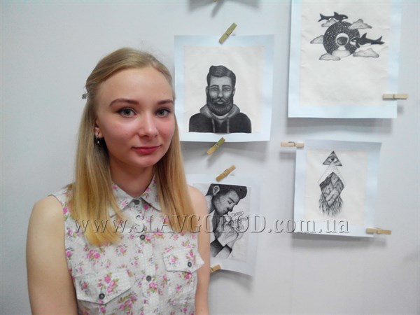 В стенах славянской платформы инициатив «Теплица» открылась выставка художественных работ школьницы-переселенки из Горловки