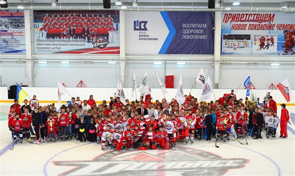 На ледовой арене "Альтаир" завершился фестиваль хокея и фигурного катания: спортсмены из Славянска одержали победу в заключительном хокейном матче сезона