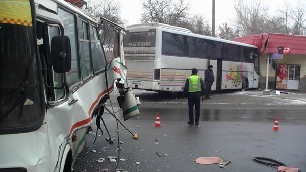 В Славянске  автобус протаранил маршрутку и врезался в стену магазина