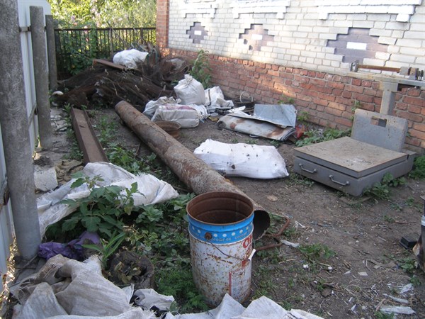Трубы, рельсы, мины, бытовой лом: около тонны такого добра милиционеры Славянска обнаружили при обыске частного домовладения 