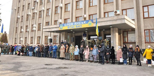 В День Соборности Украины в Славянске создали цепь единения