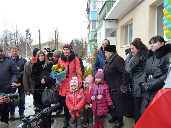 В Славянске спустя два года 15 семей получили ключи от восстановленных квартир в теперь уже не разрушенном подъезде (Фото)