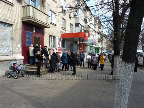 В Славянске переселенцы по несколько дней стоят в очереди под паспортным столом, чтобы поставить штамп о временной регистрации