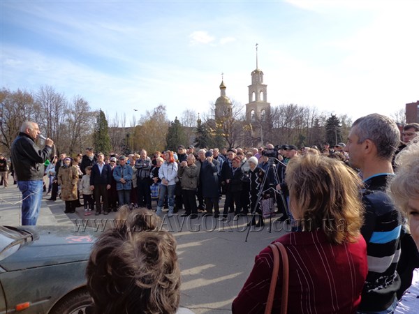 Сегодня на центральной площади Славянска проходит митинг в поддержку Донецкой народной республики и проведения референдума