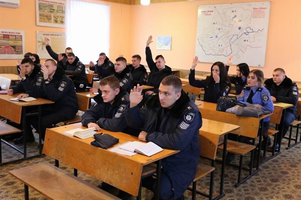 Будущие выпускники Харьковского университета МВД прибыли на практику: будут набираться о опыта у полицейских Славянска   