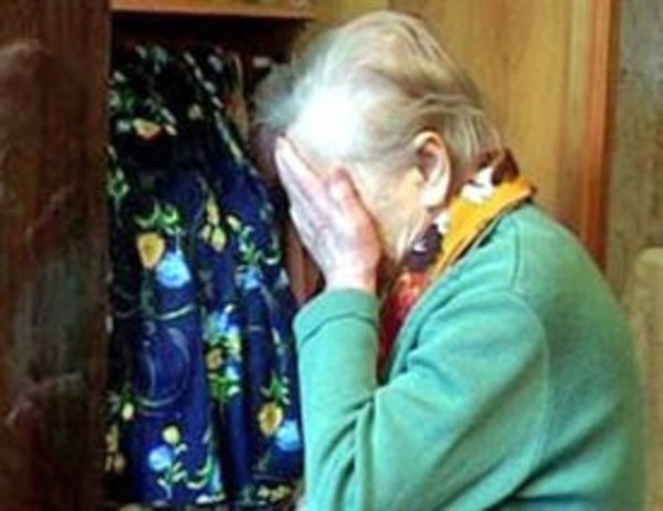 В Славянске «правоохранитель» вымогал у 74-летней  старушки тысячу гривен, чтобы «отмазать» сына