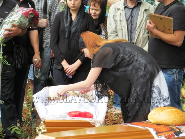 В Славянске на Северном кладбище простились с десятилетним Димой, который погиб в ДТП  по вине милиционера