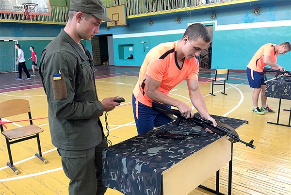 В Славянске военные Нацгвардии попробовали себя в роли судей на студенческих соревнованиях по многоборью