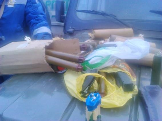 8 сигнальных ракет, 12 дымовых шашек, 1 обойма от АК и нож: с этим житель Полтавской области пересекал блокпост в Славянске