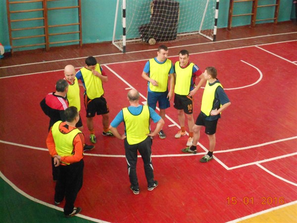 В Славянске учителя физкультуры города и района провели товарищеский футбольный матч