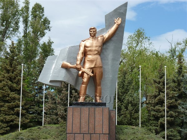 К 9 мая готовы: в Славянске привели в порядок памятники и монументы воинам погибшим в годы ВОВ