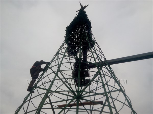  В Славянске в День Святого Николая  торжественно откроют новогоднюю елку и проведут социальные утренники