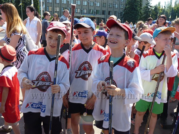 Праздник спорта шагает по планете: в Славянске на Соборной площади отмечают Международный олимпийский день