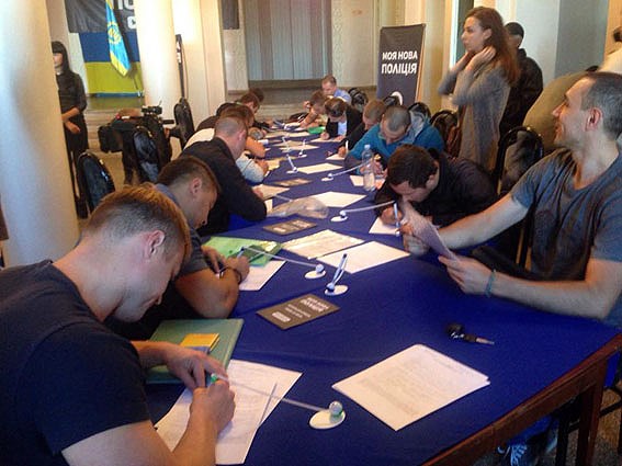 В первый день набора в патрульную полицию Славянска и Краматорска анкеты подали более 500 человек