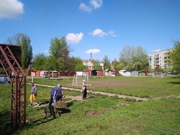 Жители Славянка провели уборку на спортплощадке в районе железнодорожного вокзала (ФОТО)