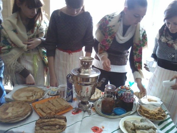 Наелись от души: в славянской школе №12 устроили ярмарку, посвященную празднованию Масленицы