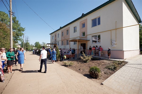 Вісім родин у Миколаївці отримали нове житло: їх будинок у 2014 році був повністю зруйнований під час активних бойових дій
