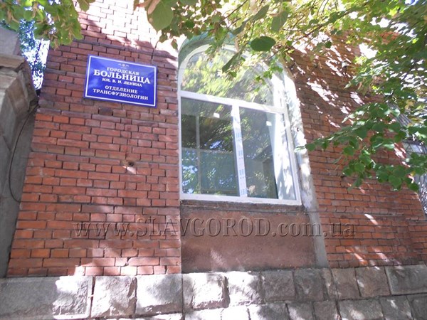 В здании станции переливания крови в Славянске за счет меценатов установили пластиковые окна 