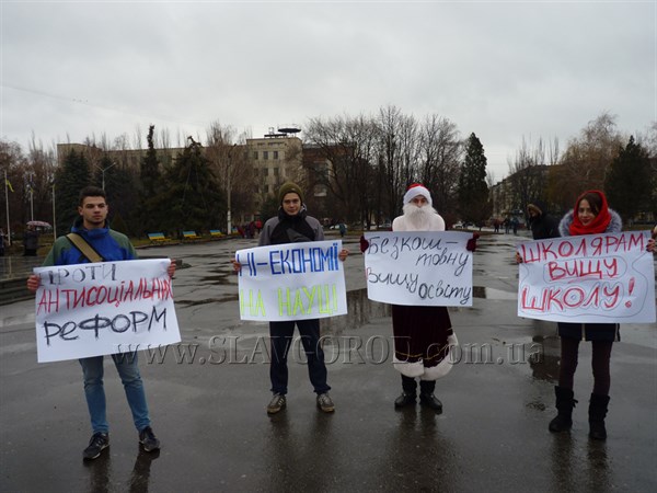 Фотофакт: в Славянске на центральной площади "бастует" дед Мороз и студенты 