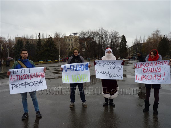 Фотофакт: в Славянске на центральной площади "бастует" дед Мороз и студенты