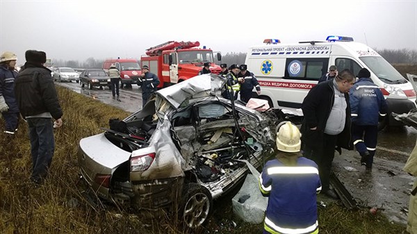 На трассе Славянск-Донецк-Мариуполь в результате столкновения Lexus и "скорой помощи" два человека погибли и пятеро пострадали (Фото) 