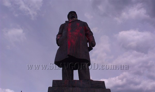 22 мая на сессии горсовета депутаты Славянска будут решать, как поступить с памятником Ленину. Патриоты  для сноса "вождя" дают срок – неделя. 