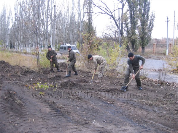 В Славянске в "Парке мечты" военнослужащие посадили фруктовый сад