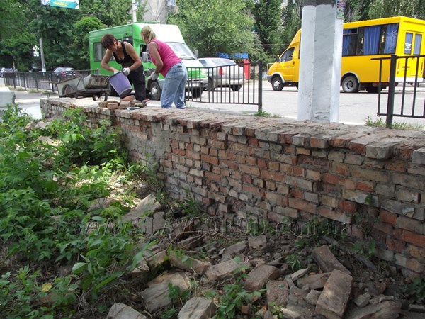 В центральном парке Славянска восстанавливают кирпичное ограждение