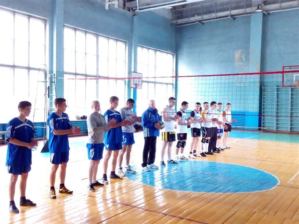 В Славянске студенты соревновались в игре в волейбол 