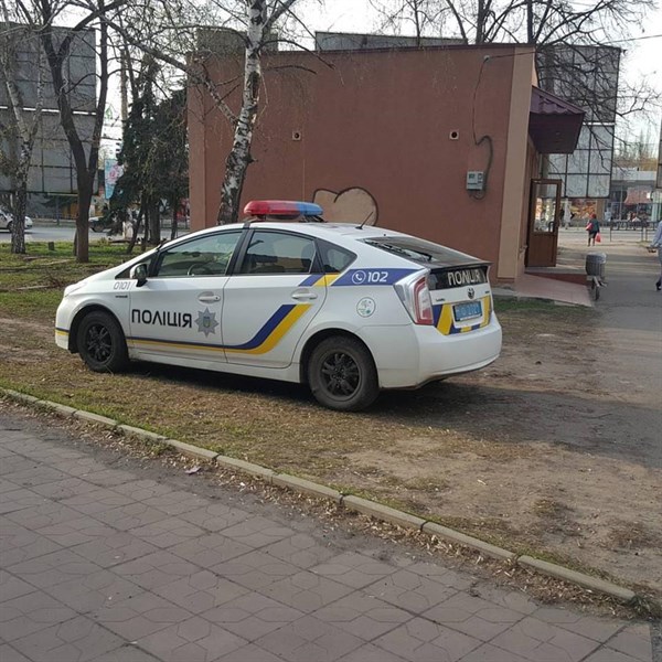 Как паркуются полицейские Славянска? И не говорите потом, что не видели 