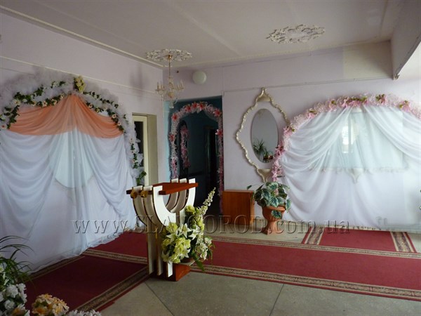 В Славянске в ноябре обещают открыть обновленный зал бракосочетаний  РАГСа и озеленить клумбы