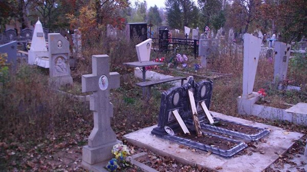 Кладбищенского вандала, который несколько месяцев «терроризировал» жителей Славянска, поместили в СИЗО