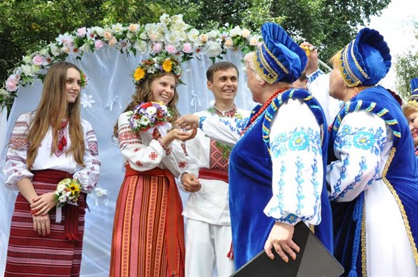 Молодожены Славянска предпочитают свадьбы в традиционном стиле. Из 688 пар, которые связали союз узами брака в 2013 году, только две захотели свадьбу «не как у всех»