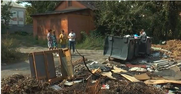 В Славянске на улице Центральная, 43 неприятности на каждом шагу: рушится фасад, горит мусорка, травмируются люди