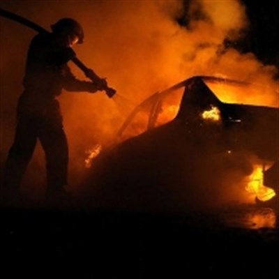Автомобиль во дворе дома №57 по улице Коммунаров в Славянске загорелся не случайно 