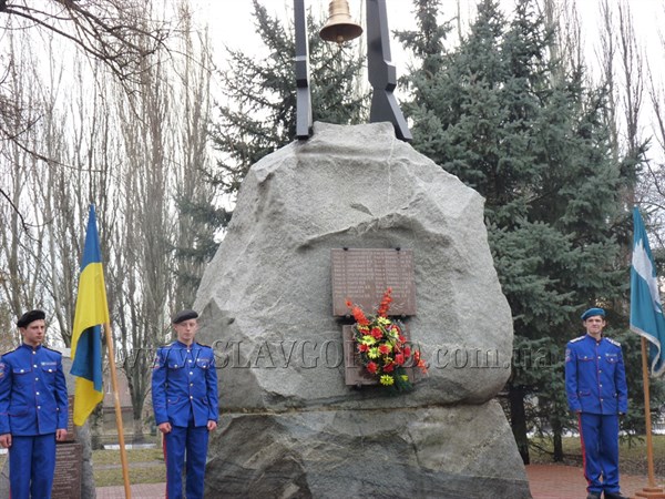 В Славянске почтили память солдат, погибших во время войны в Афганистане и возложили цветы к памятнику воинам-интернационалистам (ФОТО, ВИДЕО)