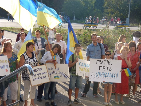 На собрании в поддержку мира в Славянске, люди заявили о готовности помогать украинской армии, рыть окопы и строить баррикады 