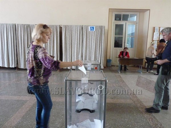 В Славянске проходит референдум о статусе Донецкой области. Уже проголосовало более 50% избирателей
