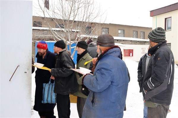 Жителей Славянска просят помочь бездомным с теплой одеждой