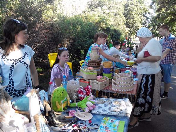 В Славянске состоялась ярмарка-продажа творческих работ переселенцев под названием «Украина – мой дом»