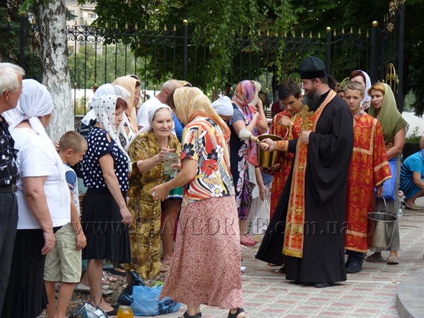 Жители Славянска на праздник Маковея освящали не только мед 