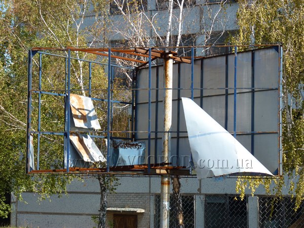 В Славянске демонтируют все разрушенные билборды
