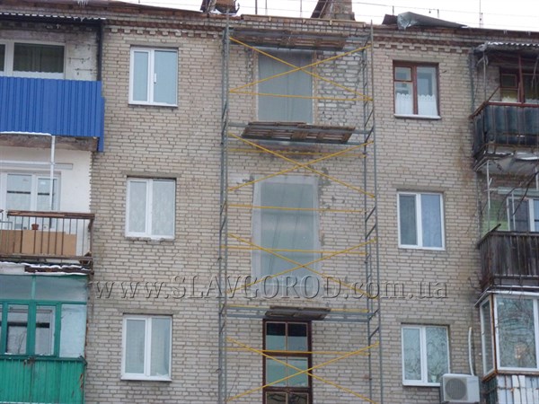 Из-за дыр в бюджете до сих пор не залатали дыры в домах: на восстановление разрушенных многоэтажек в Славянске не хватает  1 миллиона 700 тысяч гривен. 