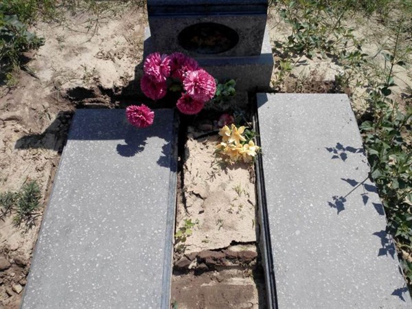 В Славянском районе двое друзей организовали "бизнесс" на кладбище 