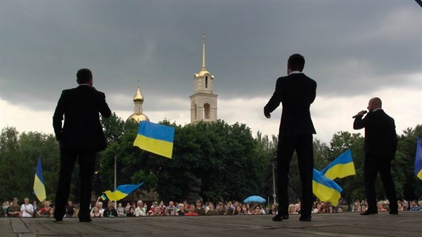 Под эгидой Арсена Авакова: в Славянске в честь 20-летия конституции Украины полицейские и военные устроили для жителей концерт 