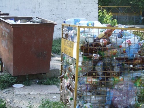 Сортировать мусор стало не выгодно: из Славянска  вывезут баки для раздельного сбора твердых бытовых отходов 
